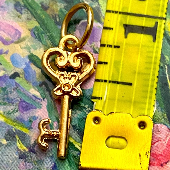 5/$10❤️❤️❤️NEW Rose Gold Tone Alloy KEY Charm - Picture 2 of 2
